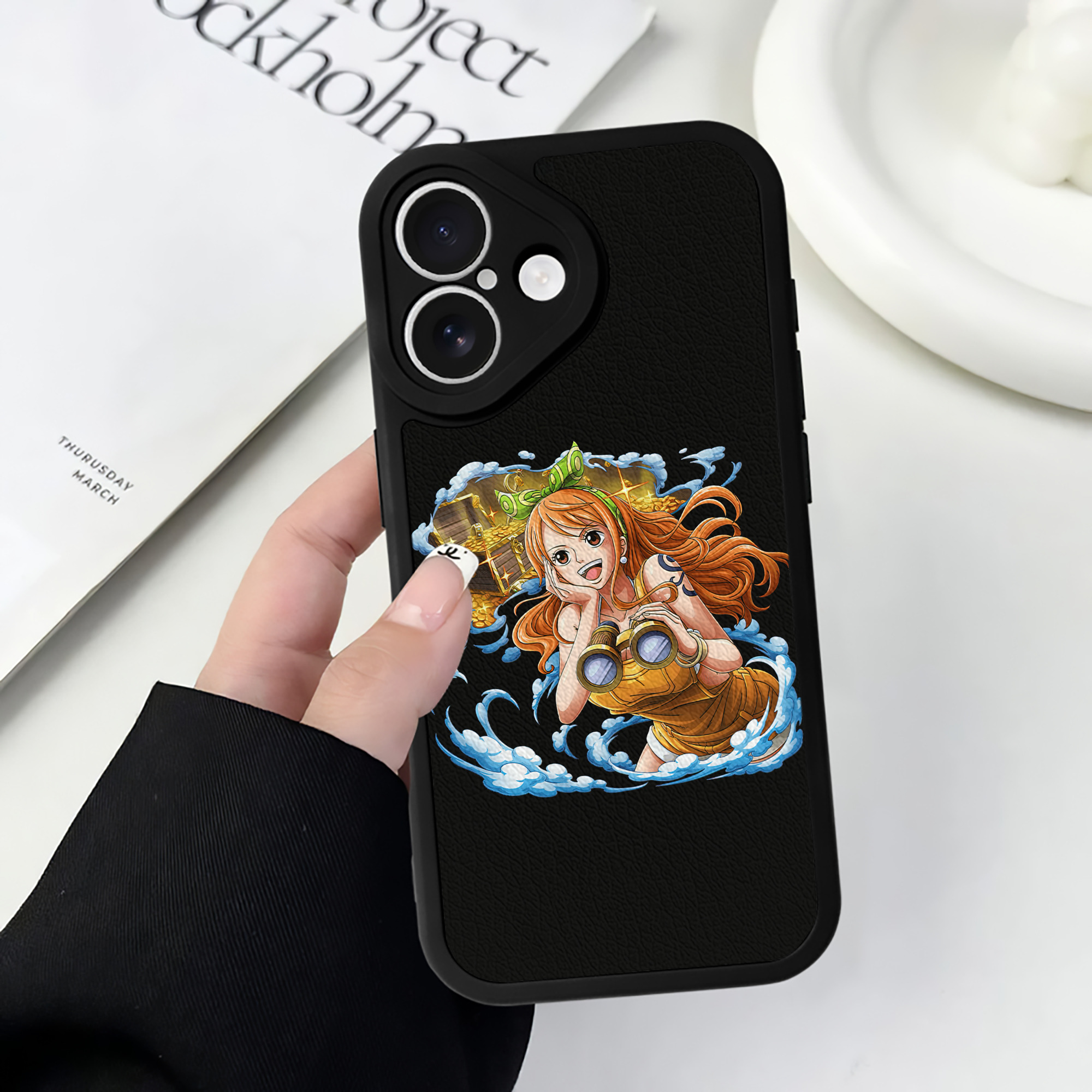 （画像用） ワンピース ナミ ONE PIECE Nami 【iPhone 16シリーズ対応】シリコンスマホケース（レザー調） 材質：シリコン